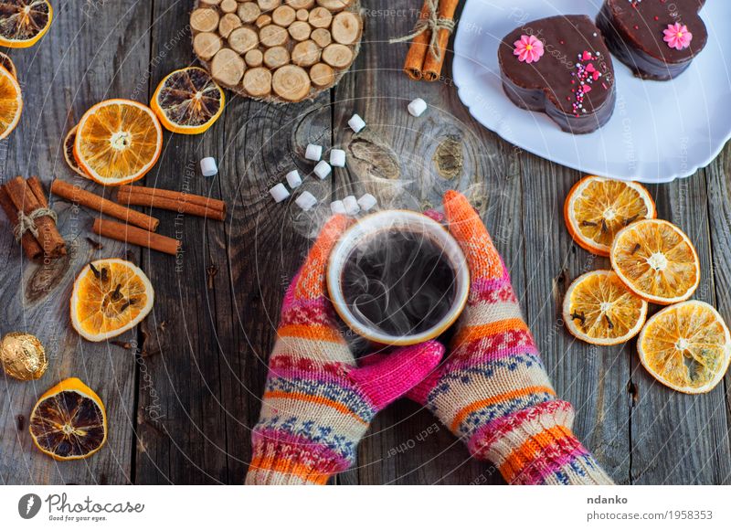 Tasse schwarzen heißen Kaffee in ihren Händen Lebensmittel Frucht Dessert Süßwaren Schokolade Kräuter & Gewürze Frühstück Kaffeetrinken Getränk Heißgetränk