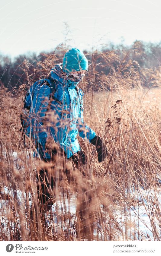 Junge, der durch Wiesen in der Winterzeit wandert Lifestyle Freude Ferien & Urlaub & Reisen Ausflug Abenteuer Freiheit Expedition Schnee Winterurlaub wandern 1