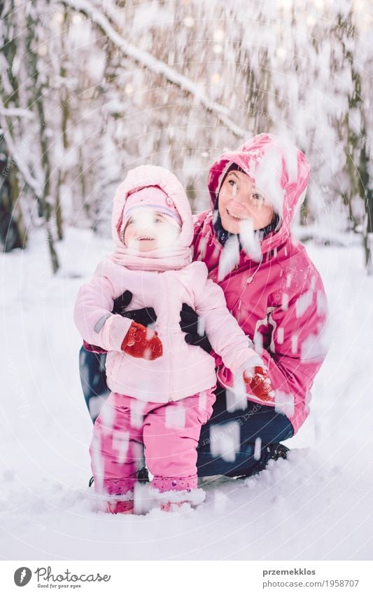 Mutter, die draußen Zeit mit ihrer kleinen Tochter verbringt Lifestyle Freude Glück Freizeit & Hobby Spielen Ausflug Winter Schnee Kind Mensch Baby Mädchen Frau