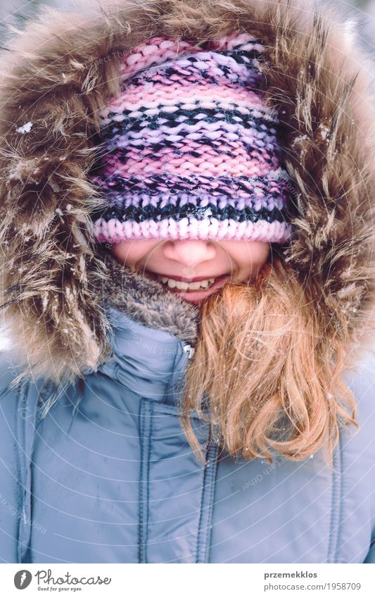 Portrait des Mädchens mit abgedecktem Gesicht mit ihrem Hut draußen Lifestyle Freude Glück Winter Schnee Frau Erwachsene 1 Mensch 8-13 Jahre Kind Kindheit