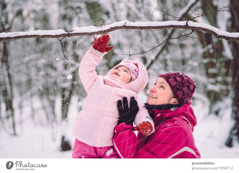 Mutter, die draußen Zeit mit ihren Kindern verbringt Lifestyle Freude Glück Ferien & Urlaub & Reisen Winter Schnee Winterurlaub Mensch Baby Mädchen Frau