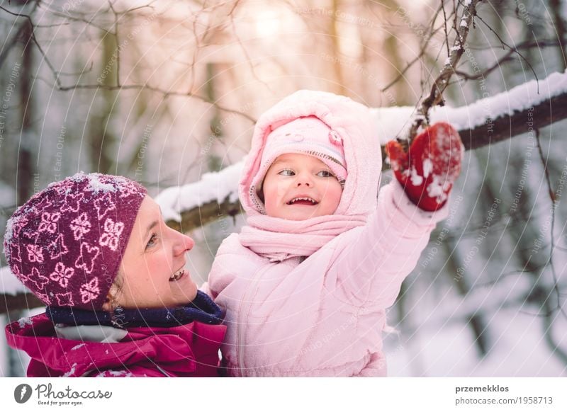 Mutter, die draußen Zeit mit ihrer kleinen Tochter verbringt Lifestyle Freude Glück Freizeit & Hobby Winter Schnee Kind Mensch Baby Mädchen Frau Erwachsene