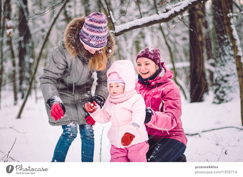 Mutter, die draußen Zeit mit ihren Kindern verbringt Lifestyle Freude Glück Freizeit & Hobby Spielen Winter Schnee Mensch Baby Mädchen Frau Erwachsene Eltern