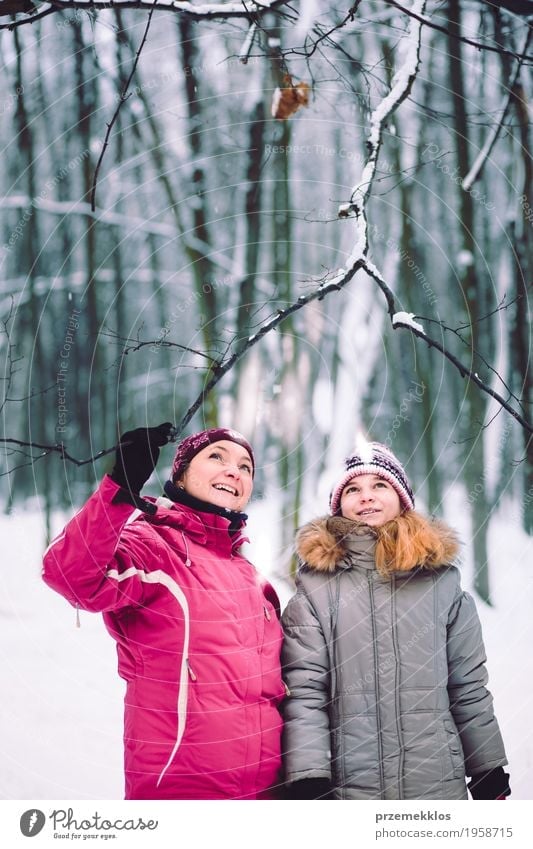 Mutter und Tochter während des Wegs im Wald Lifestyle Freude Ausflug Winter Schnee Winterurlaub Mensch Mädchen Frau Erwachsene Eltern Familie & Verwandtschaft 2
