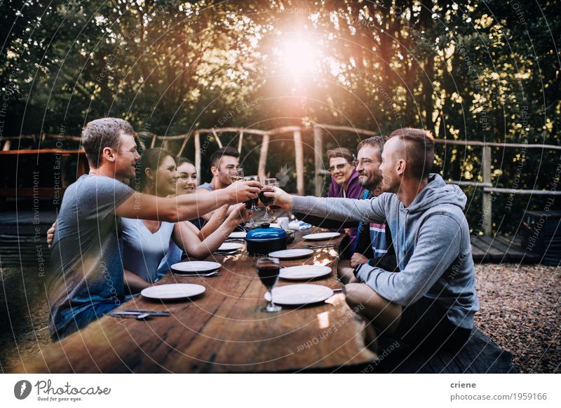 Familie, die mit Weingläser Abendessen am im Freien röstet Lebensmittel Essen Getränk trinken Alkohol Geschirr Teller Topf Glas Camping Garten