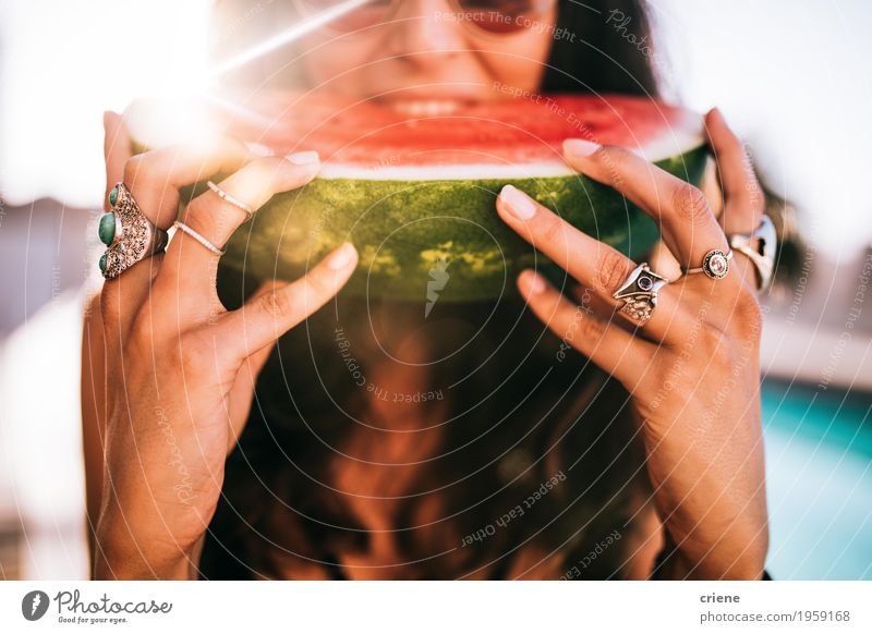 Frauen, die Wassermelone am Swimmingpool essen Lebensmittel Frucht Essen Lifestyle Stil Freude Schwimmbad Ferien & Urlaub & Reisen Sommer Sommerurlaub Sonne