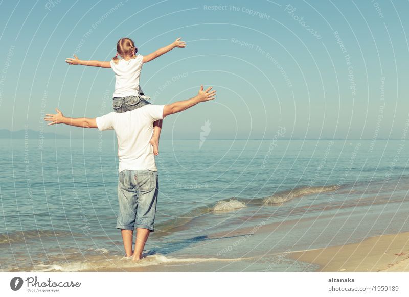 Vater und Tochter, die am Strand zur Tageszeit spielen. Lifestyle Freude Leben Erholung Freizeit & Hobby Spielen Ferien & Urlaub & Reisen Ausflug Freiheit