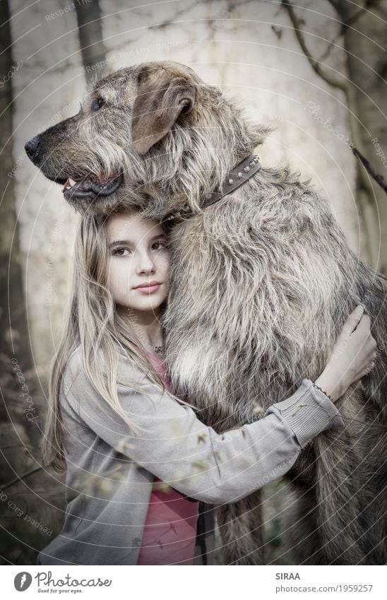 Der Wolf Mensch feminin Kind Mädchen Freundschaft Kindheit Jugendliche 1 8-13 Jahre Natur Landschaft Baum Wald blond langhaarig Tier Haustier Hund Fell berühren