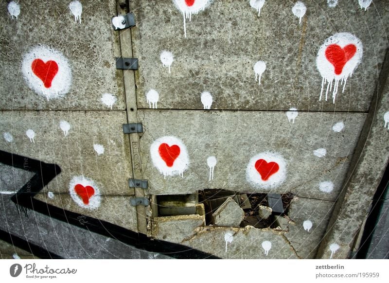 Herzen Liebe Zusammensein Partnerschaft Romantik Gefühle Frühlingsgefühle Partnersuche partnervermittlung Suche Hoffnung grau rot weiß Graffiti Punkt Wand Beton