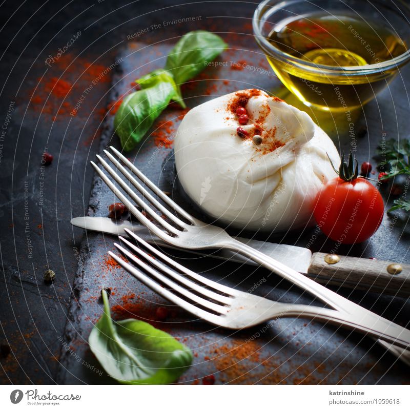 Italienischer Käse Burrata, Tomaten, Basilikum und Olivenöl Milcherzeugnisse Gemüse Kräuter & Gewürze Öl Ernährung Vegetarische Ernährung Italienische Küche