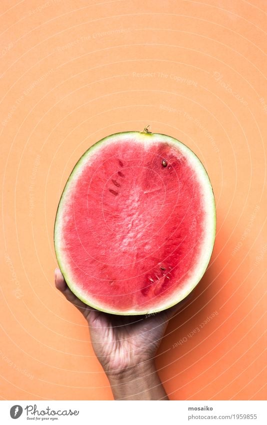 Hand, die Melone auf orange Farbhintergrund - Popartdesign hält Frucht Dessert Ernährung Vegetarische Ernährung Diät Stil Design exotisch Freude Sommer Kunst