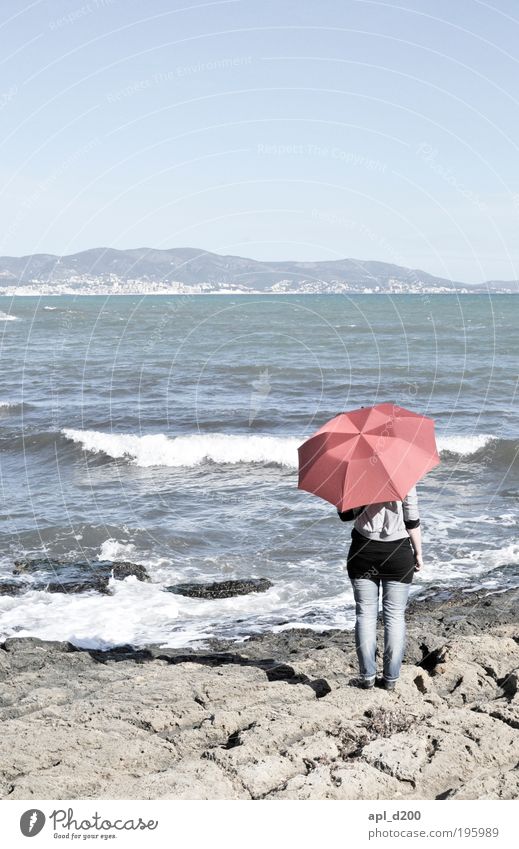 my bonnie is feminin Junge Frau Jugendliche 1 Mensch 18-30 Jahre Erwachsene Umwelt Natur Wasser Horizont Wellen Küste Palma de Mallorca Regenschirm stehen