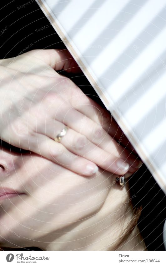 Photophobie feminin Frau Erwachsene Gesicht Hand Finger Schüchternheit Migräne Kopfschmerzen Lichtscheu Morgengruß Wegsehen schützend verdunkeln Streifen
