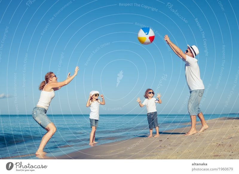 Glückliche Familie, die auf dem Strand zur Tageszeit spielt. Lifestyle Freude Leben Erholung Freizeit & Hobby Spielen Ferien & Urlaub & Reisen Ausflug Freiheit