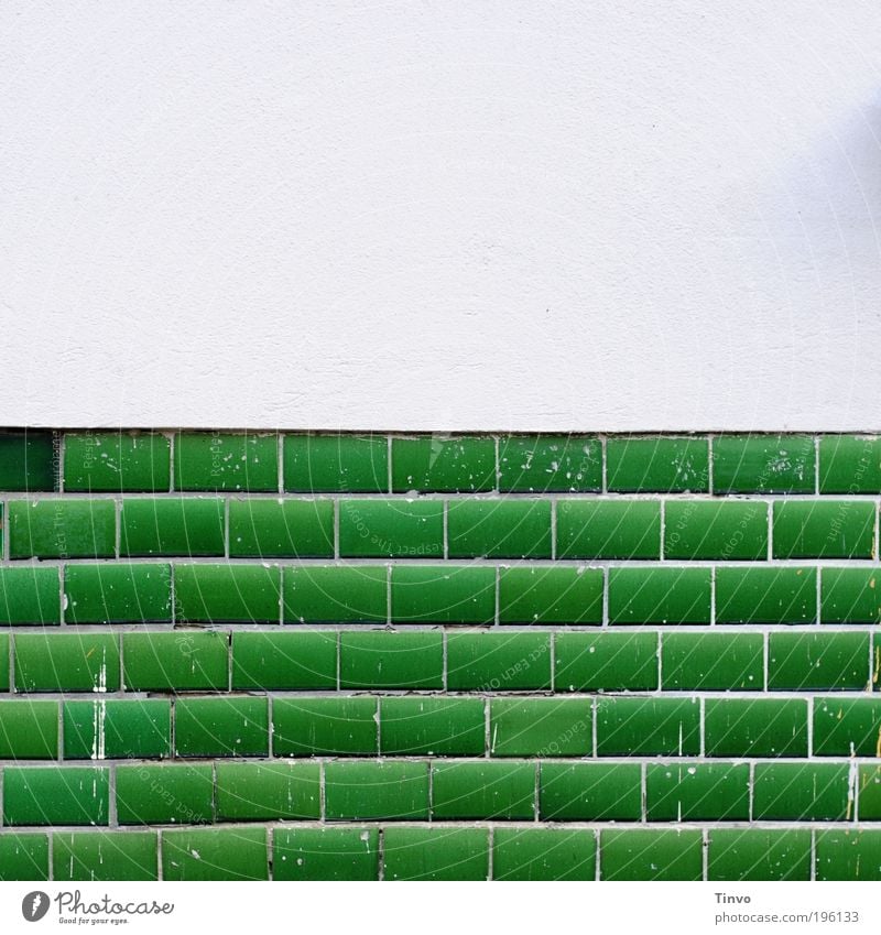 alt und neu Mauer Wand Fassade grün weiß Fliesen u. Kacheln Isolierung (Material) Außenwand Putz Farbstoff geweißt frisch anmalen Anstreicher Klekse Pfusch