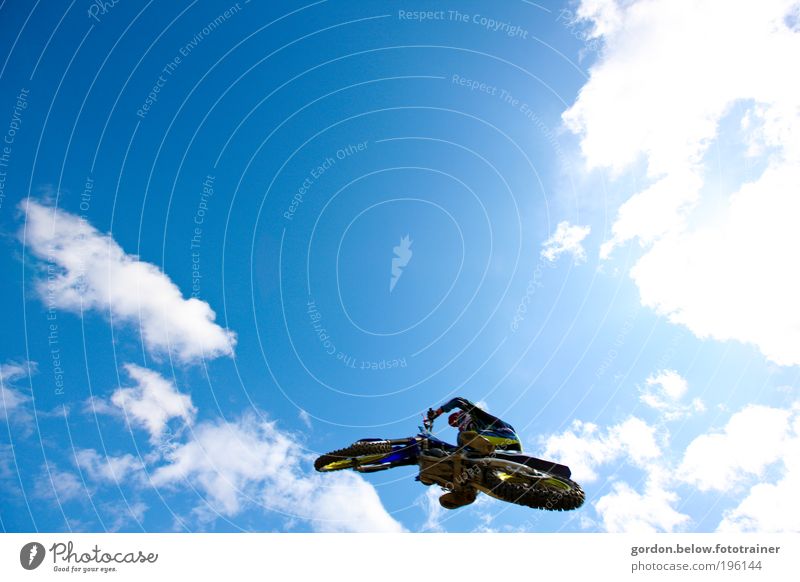 dem Himmel nah Lifestyle Motocross-Rennen Sport Motorsport Sportveranstaltung Motorrad fliegen springen blau Mut Risiko Farbfoto Außenaufnahme Textfreiraum oben