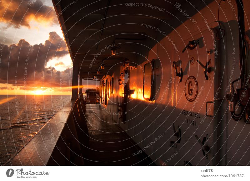 Schiffsseite des Schiffes während des Sonnenuntergangs auf See Natur Landschaft Wasser Himmel Wolkenloser Himmel Sonnenaufgang Schönes Wetter Nordsee Meer