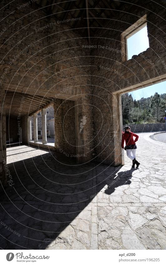 Sonnenuhr Mensch feminin Junge Frau Jugendliche 1 18-30 Jahre Erwachsene Palma de Mallorca Haus Ruine Bauwerk Gebäude Architektur Mauer Wand stehen authentisch