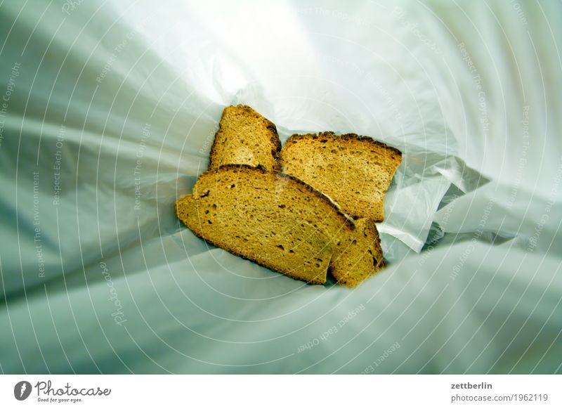 Leichter Anflug von Schimmel Müll Biomüll Brot Gesunde Ernährung Speise Essen Foodfotografie Menschenleer Lebensmittel Scheibe Brotscheibe Belegtes Brot