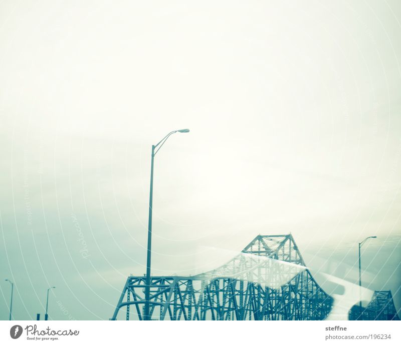 Die Brücke am Fluss New Orleans USA Verkehr modern Stahl Laterne Stahlbrücke Gerüst Traumwelt abstrakt Ausgrenzung Cross Processing Farbfoto Experiment Tag