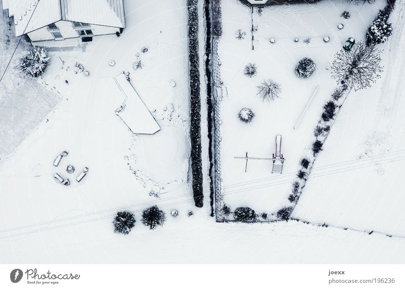 Grundeinstellung Winter Eis Frost Schnee Sträucher Garten Haus hell schwarz weiß Schutz träumen kalt Ordnung Trennung Häusliches Leben Vogelperspektive Grenze