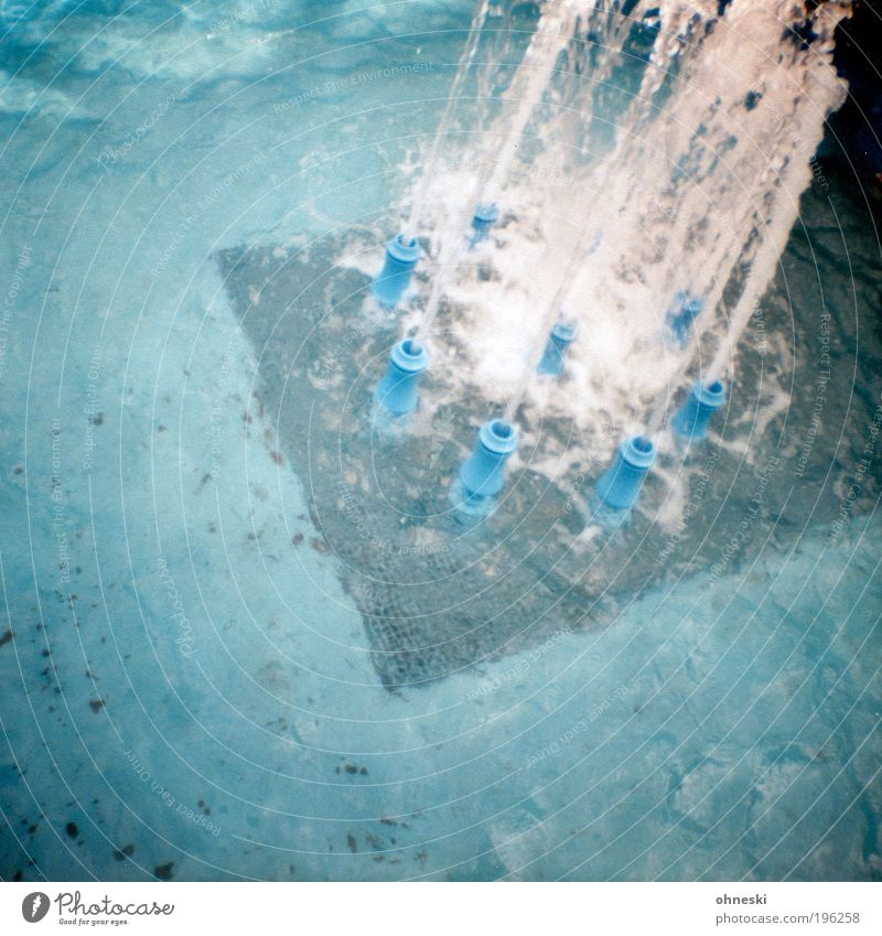 Platsch Technik & Technologie Wasser Wassertropfen Bochum Brunnen Wasserfontäne springen nass blau Farbfoto Gedeckte Farben Außenaufnahme Lomografie