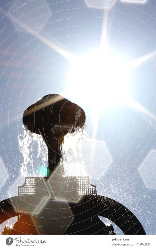 Hexagon Sightseeing Städtereise Sommer Sonne Skulptur Wasser Wassertropfen Himmel Wolkenloser Himmel Sonnenlicht Schönes Wetter Park Altstadt Sehenswürdigkeit