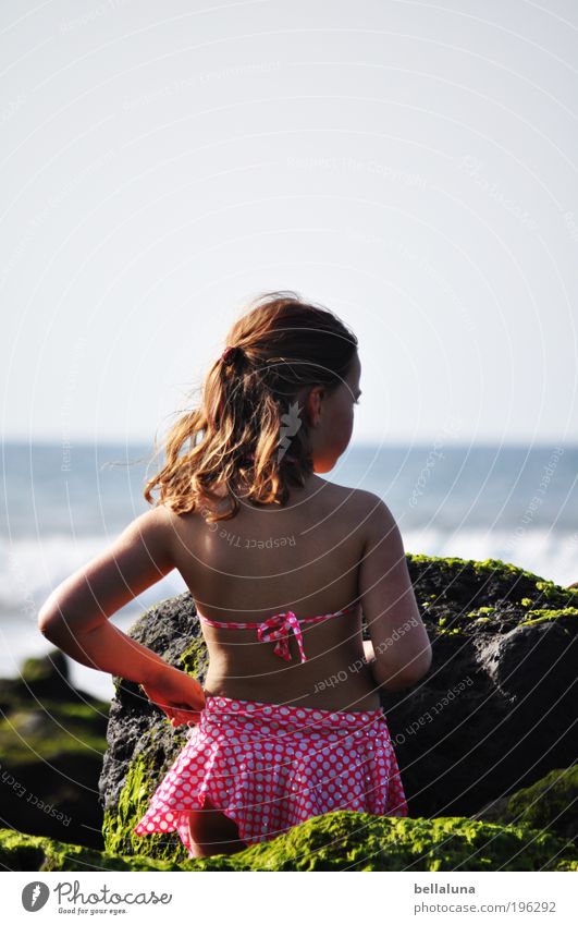 Ich liebe das Meer! Mensch Kind Mädchen Kindheit Leben Haut Kopf Haare & Frisuren Rücken Arme 3-8 Jahre Umwelt Natur Klima Wetter Schönes Wetter Wind Felsen