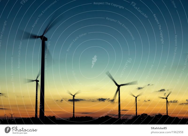 Windkraftanlagen im Sonnenuntergang Maschine Technik & Technologie Wissenschaften Fortschritt Zukunft High-Tech Energiewirtschaft Erneuerbare Energie Industrie