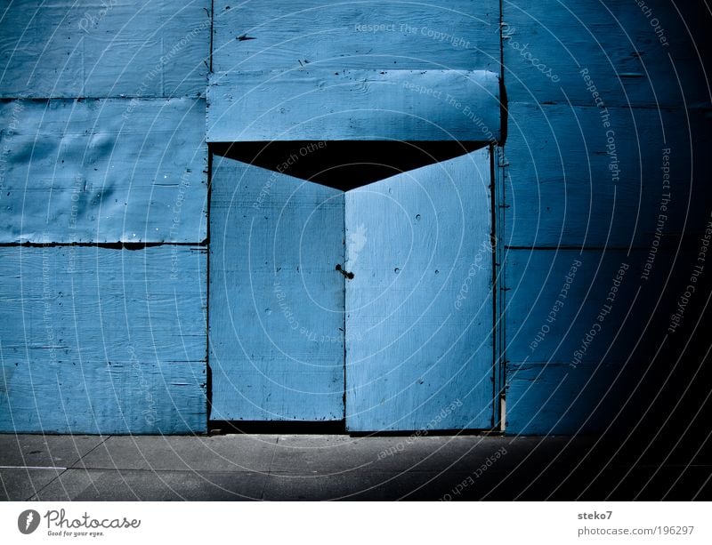 into the blue Tür bauen Neugier blau Verbote Baustelle Holzwand geschlossen Portal schließen geheimnisvoll Versteck Farbfoto Außenaufnahme Menschenleer