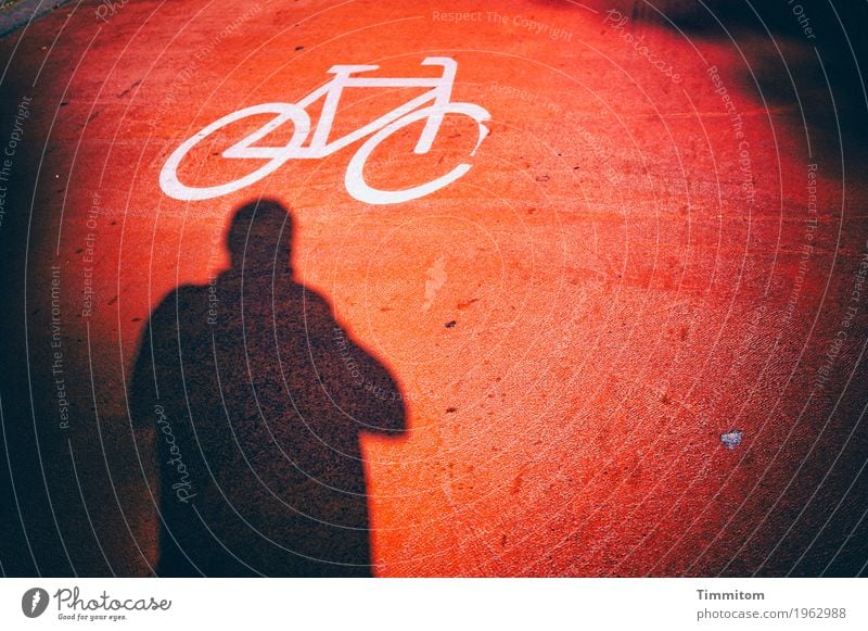 Karl ist ratlos. Verkehr Fahrradfahren Straße Zeichen Denken Blick dunkel verrückt rot schwarz weiß erstaunt Farbe Schatten Silhouette grell Schwarzweißfoto