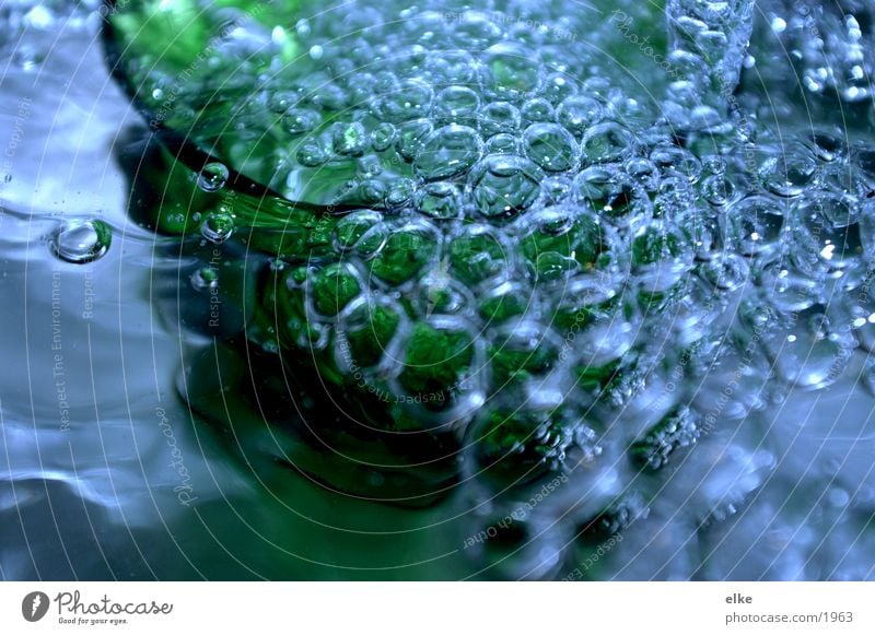 Wasserperlen Wassertropfen Tropfen Makroaufnahme Nahaufnahme blau Glas bubbles