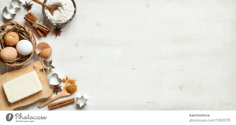 Zutaten und Utensilien zum Backen Milcherzeugnisse Teigwaren Backwaren Dessert Kräuter & Gewürze Schalen & Schüsseln Tisch Küche Holz frisch braun weiß