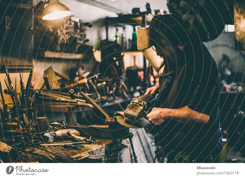 Metallschleifen auf Stahlersatzteil in der Werkstatt. Behandlung Arbeit & Erwerbstätigkeit Baustelle Fabrik Industrie Werkzeug Säge Maschine Nähmaschine