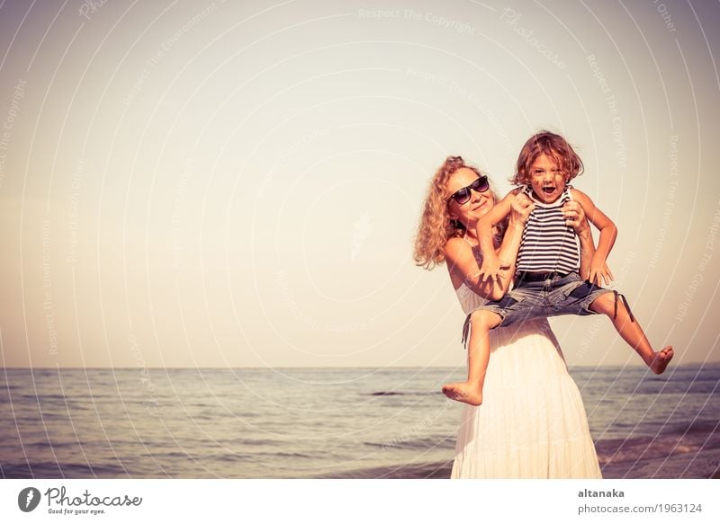 Mutter und Sohn, die auf dem Strand zur Tageszeit spielen. Lifestyle Freude Leben Erholung Freizeit & Hobby Spielen Ferien & Urlaub & Reisen Ausflug Freiheit