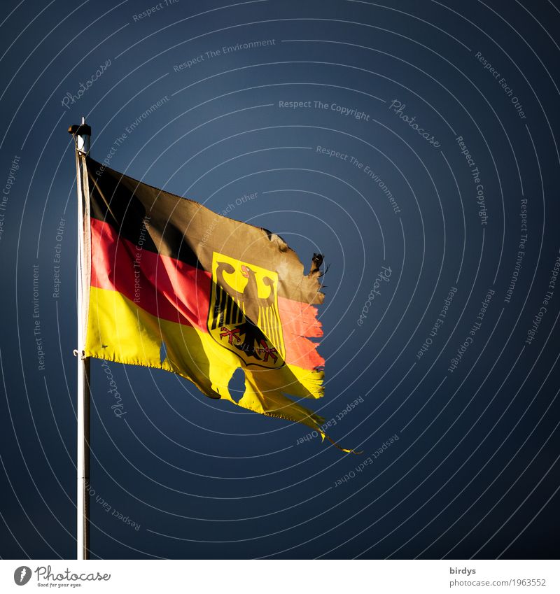 Armes reiches Deutschland Gewitterwolken Zeichen Bundesadler Fahne Deutsche Flagge authentisch kaputt gold rot schwarz Macht Verantwortung Sorge Verzweiflung