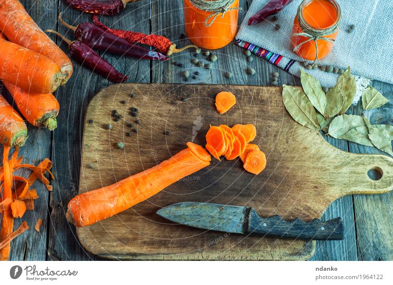Geschnittene Karotten auf einem Schneidebrett Lebensmittel Gemüse Kräuter & Gewürze Ernährung Essen Vegetarische Ernährung Diät Getränk Saft Messer Tisch Natur