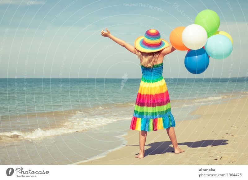 Kleines Mädchen mit den Ballonen, die auf dem Strand stehen Lifestyle Freude Glück Erholung Freizeit & Hobby Spielen Ferien & Urlaub & Reisen Ausflug Abenteuer