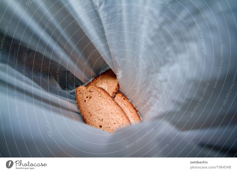 Brotscheiben Müll Biomüll Gesunde Ernährung Speise Essen Foodfotografie Menschenleer Lebensmittel Scheibe Belegtes Brot Schimmelpilze Tasche Textfreiraum Tüte