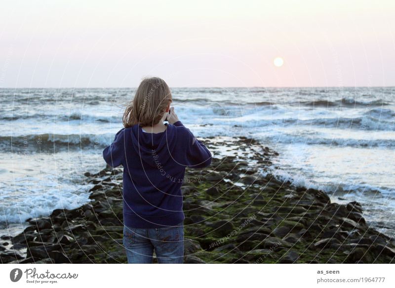Bis zum Horizont Mädchen 1 Mensch 8-13 Jahre Kind Kindheit Fotografieren Natur Wasser Himmel Sonnenaufgang Sonnenuntergang Sonnenlicht Klima Wetter