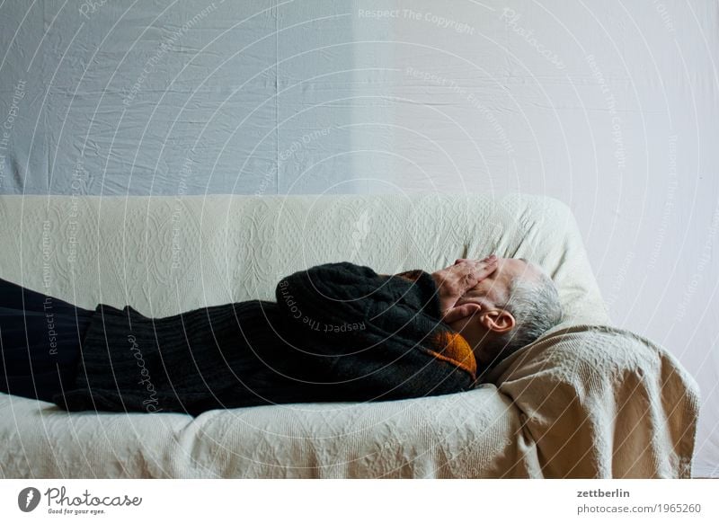 Mann liegt auf dem Rücken und auf einer Liege Bett liegen Sofa Mensch schlafen Mittagsschlaf ruhen Textfreiraum Polster Decke weiß Trauer Traurigkeit Kopf Hand