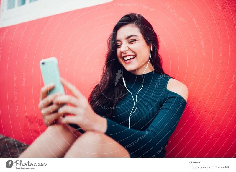 Glückliche kaukasische Frauen, die Musik am intelligenten Telefon hören Lifestyle Freude Handy MP3-Player PDA Technik & Technologie Unterhaltungselektronik