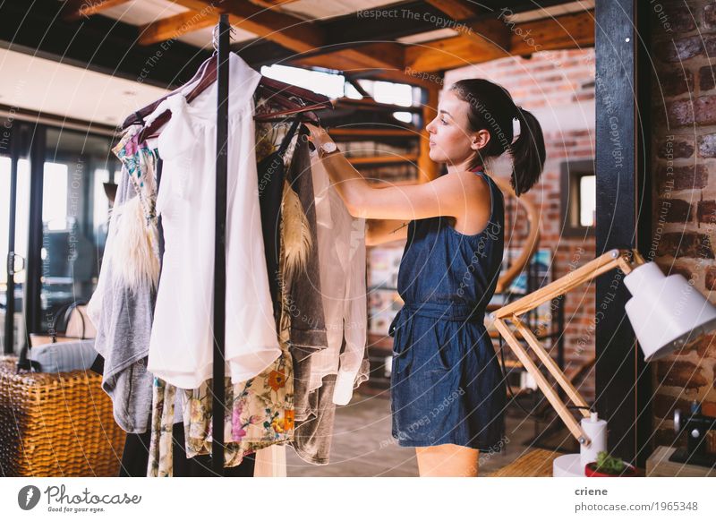 Hängende Kleider des jungen weiblichen Designers auf Kleidungsschiene Freude Arbeit & Erwerbstätigkeit Beruf Büro Fabrik Business Mittelstand Mensch feminin