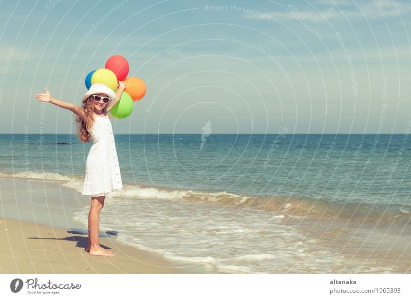Jugendlich Mädchen mit den Ballonen, die auf dem Strand stehen Lifestyle Freude Glück Erholung Freizeit & Hobby Spielen Ferien & Urlaub & Reisen Ausflug