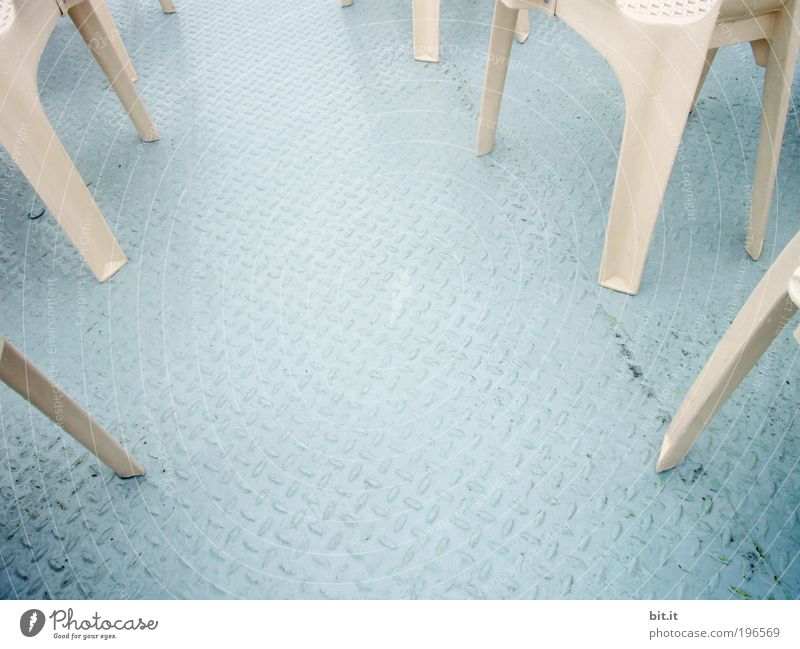 Beige Plastikstühle stehen zusammen auf dem Deck von einem Schiff. Metall Stahl unten blau Schiffsdeck Bootsfahrt Bootslack Stuhlgruppe Stuhlreihe stuhlbein