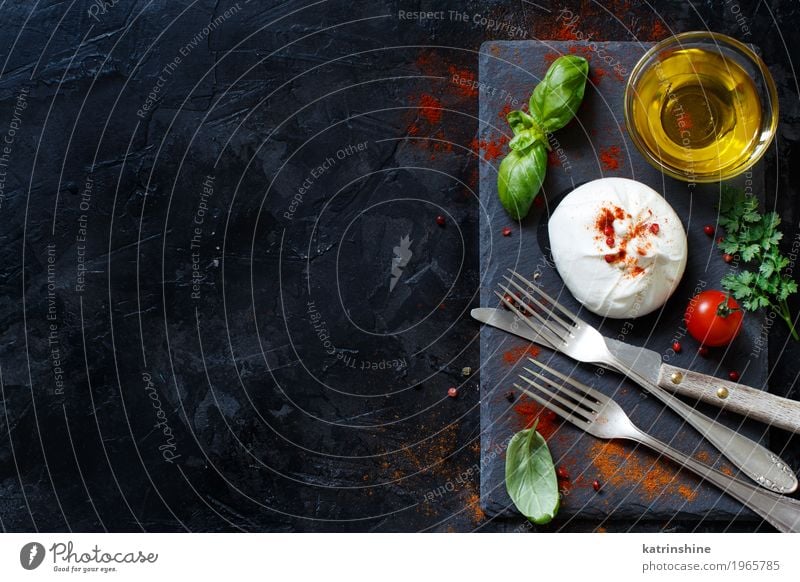 Italienischer Käse Burrata, Tomaten, Gewürze und Olivenöl Milcherzeugnisse Gemüse Kräuter & Gewürze Öl Ernährung Vegetarische Ernährung Italienische Küche