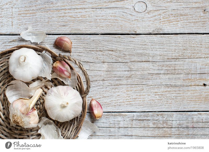 Organischer Knoblauch auf der alten Draufsicht des Holztischs Gemüse Kräuter & Gewürze Vegetarische Ernährung Tisch frisch grau weiß Verfall Knolle Gewürznelke