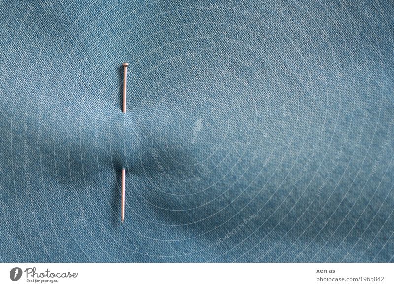steckt eine Nadel im blauen Stoff Handarbeit Näherei Haushaltsführung Stecknadel Baumwolle silber stecken Nähen machen Sticken Näharbeit Freizeit & Hobby