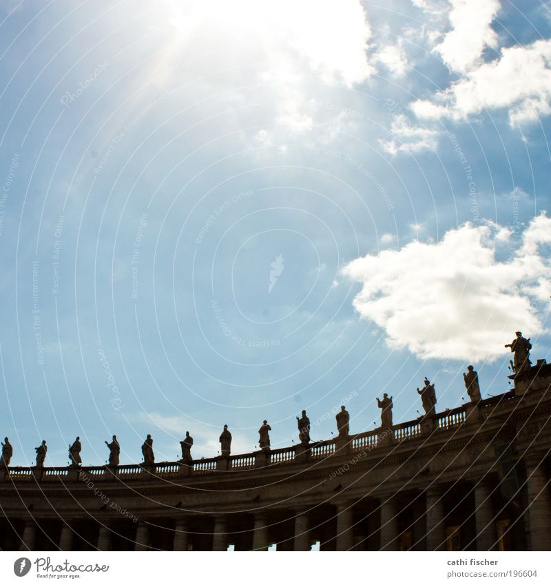 heilige Himmel Wolken Sonne Sommer Schönes Wetter Rom Italien Hauptstadt Kirche Dom Bauwerk Architektur Sehenswürdigkeit Petersplatz Petersdom alt Bogen Säule