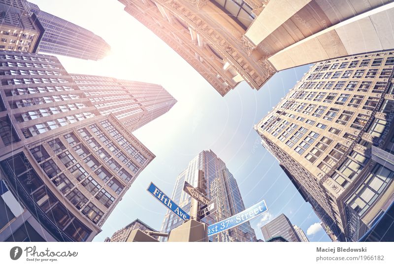 Weinlese stilisierte fisheye Objektivfoto von Wolkenkratzern in Manhattan. Sommer Sonne Arbeit & Erwerbstätigkeit Büro Kapitalwirtschaft Business Hochhaus